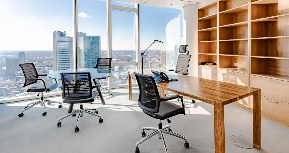 Heller Büroraum mit Blick auf die Frankfurter Skyline